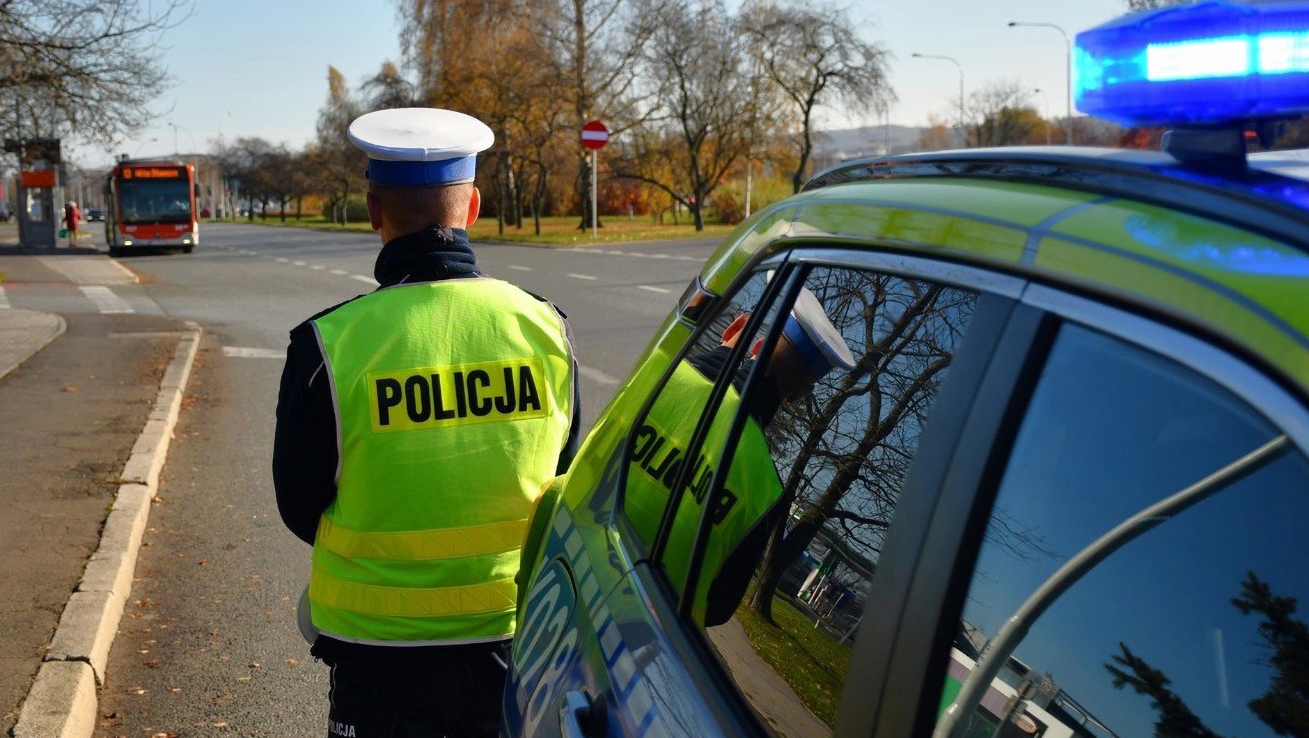 Policjant typujący pojazdy do kontroli drogowej
