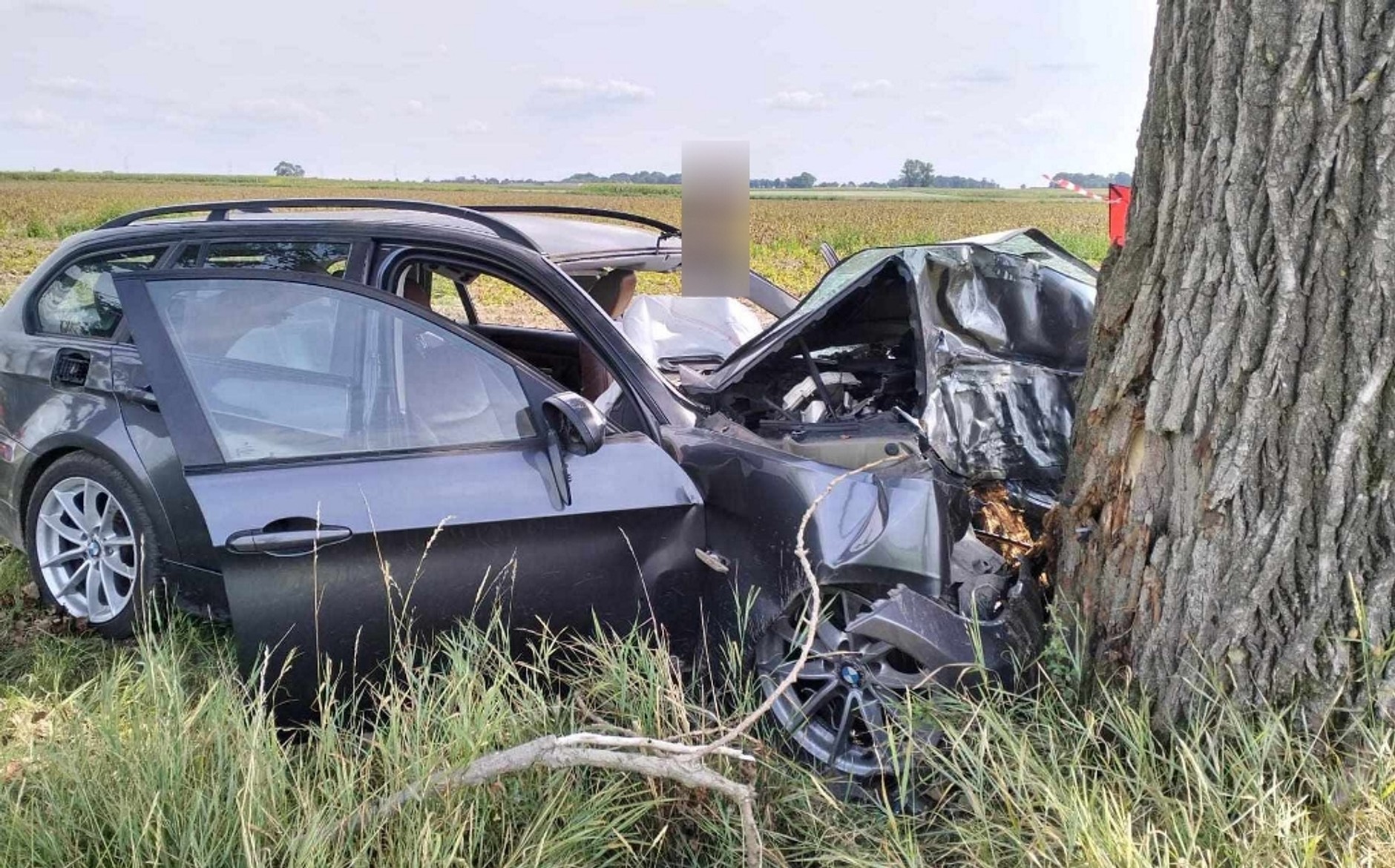 BMW na prostym odcinku drogi zjechało na pobocze i uderzyło w drzewo. Policjanci szukają świadków