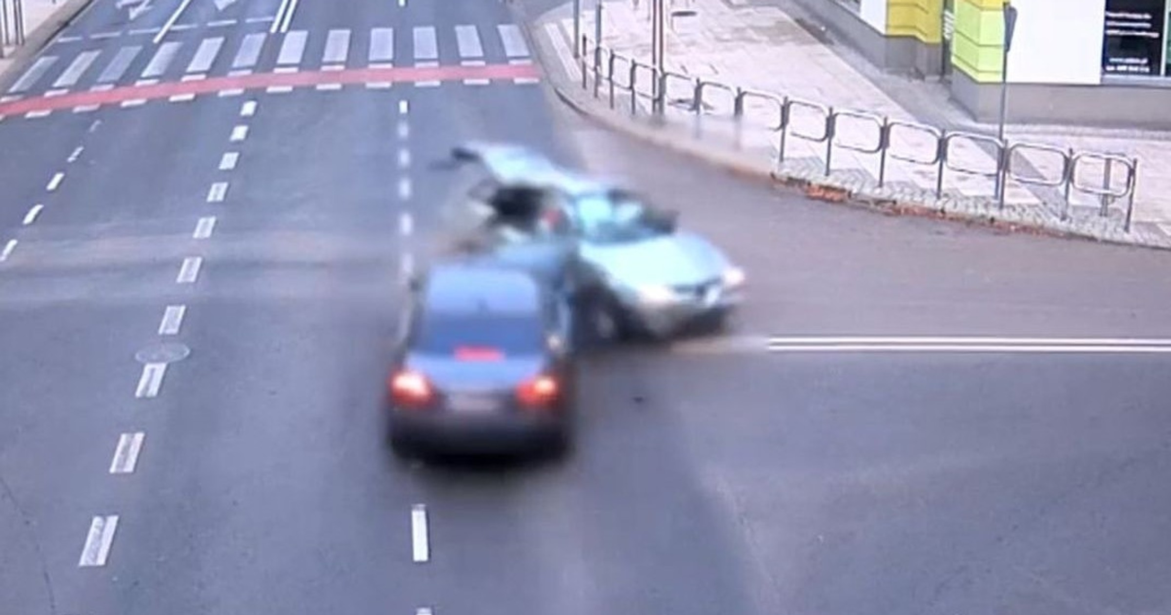 62-letni kierowca Alfy Romeo zignorował czerwone światło i wymusił pierwszeństwo na osobowym Audi