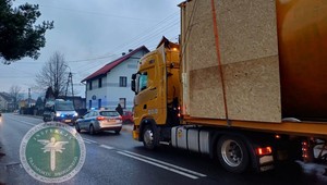 Przewoził komorę baryczną. Nie zmieścił się pod linią energetyczną