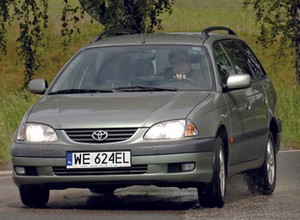 Toyota Avensis I (1997-2003) – optycznie trąci już myszką, ale może niezawodnie służyć