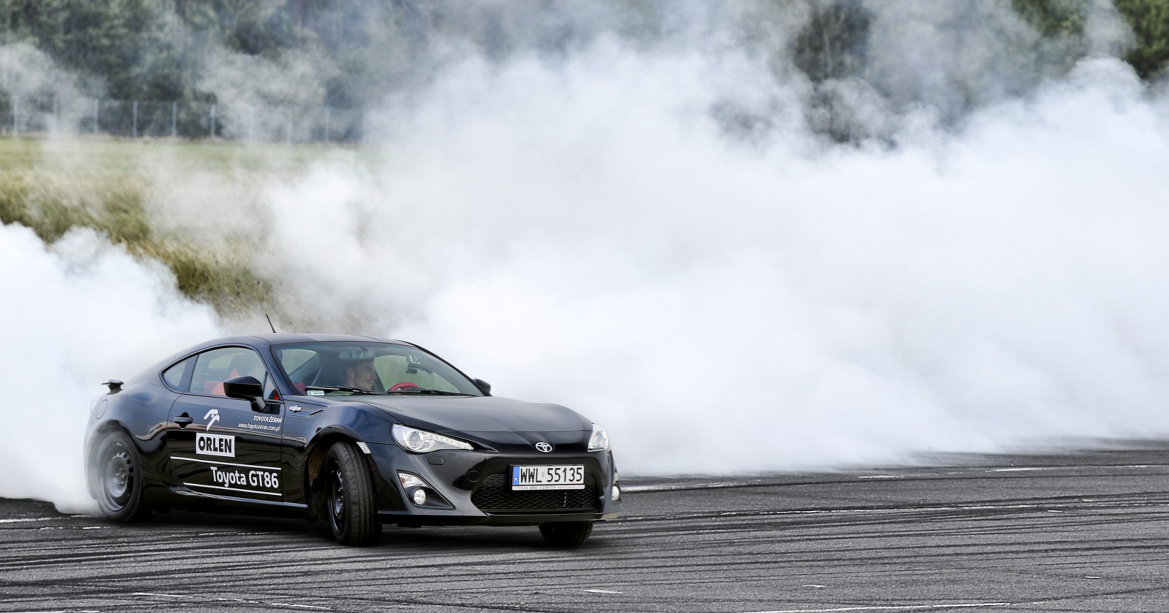 Kuba Przygoński uczy driftować