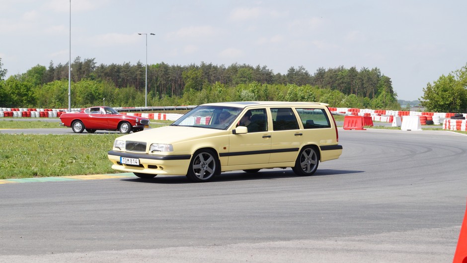 Klasyczne auta Volvo na torze Modlin