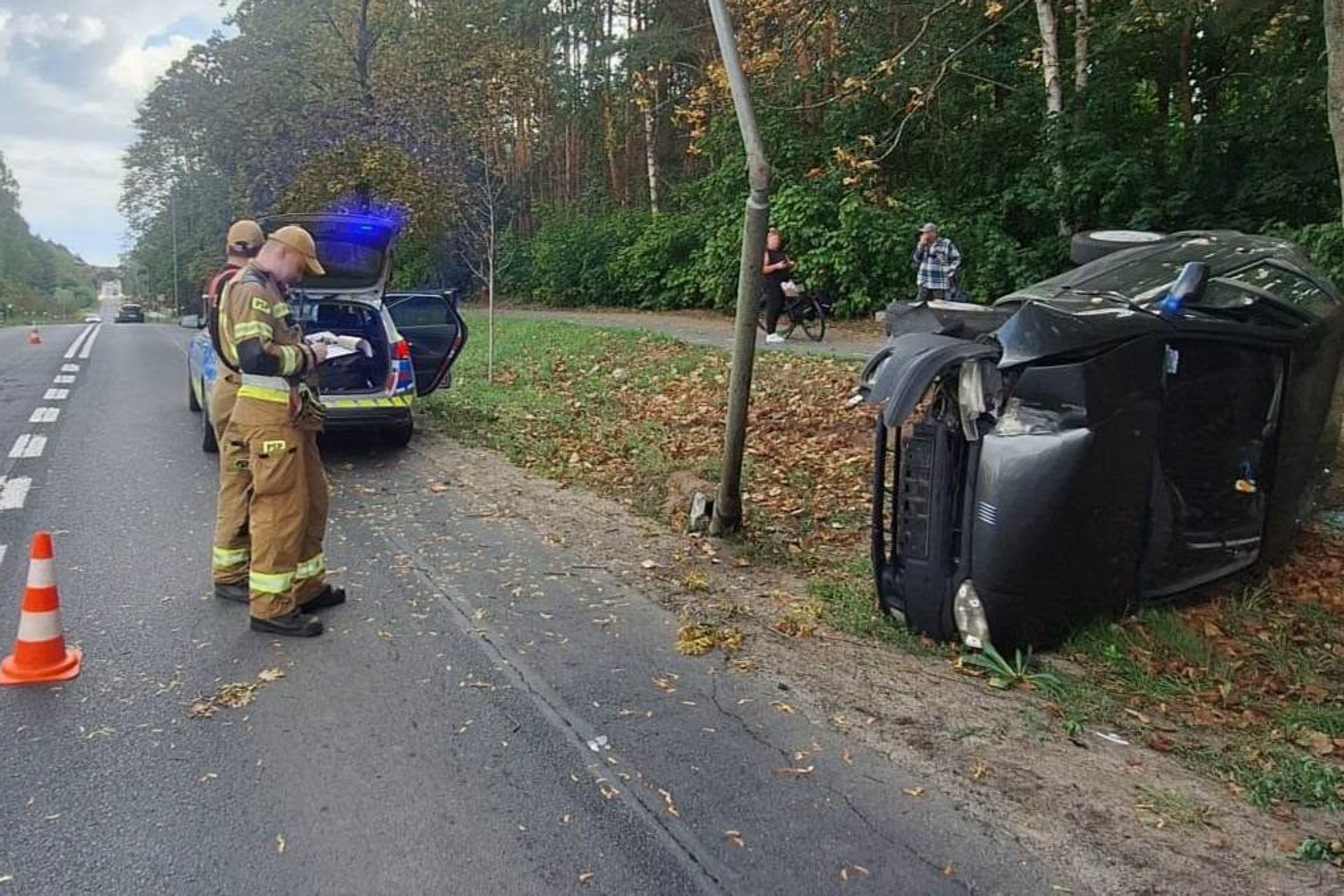 Fiat przewrócony, latarnia wygięta. Gdyby na tym kierowca skończył, nie byłoby aż tak źle