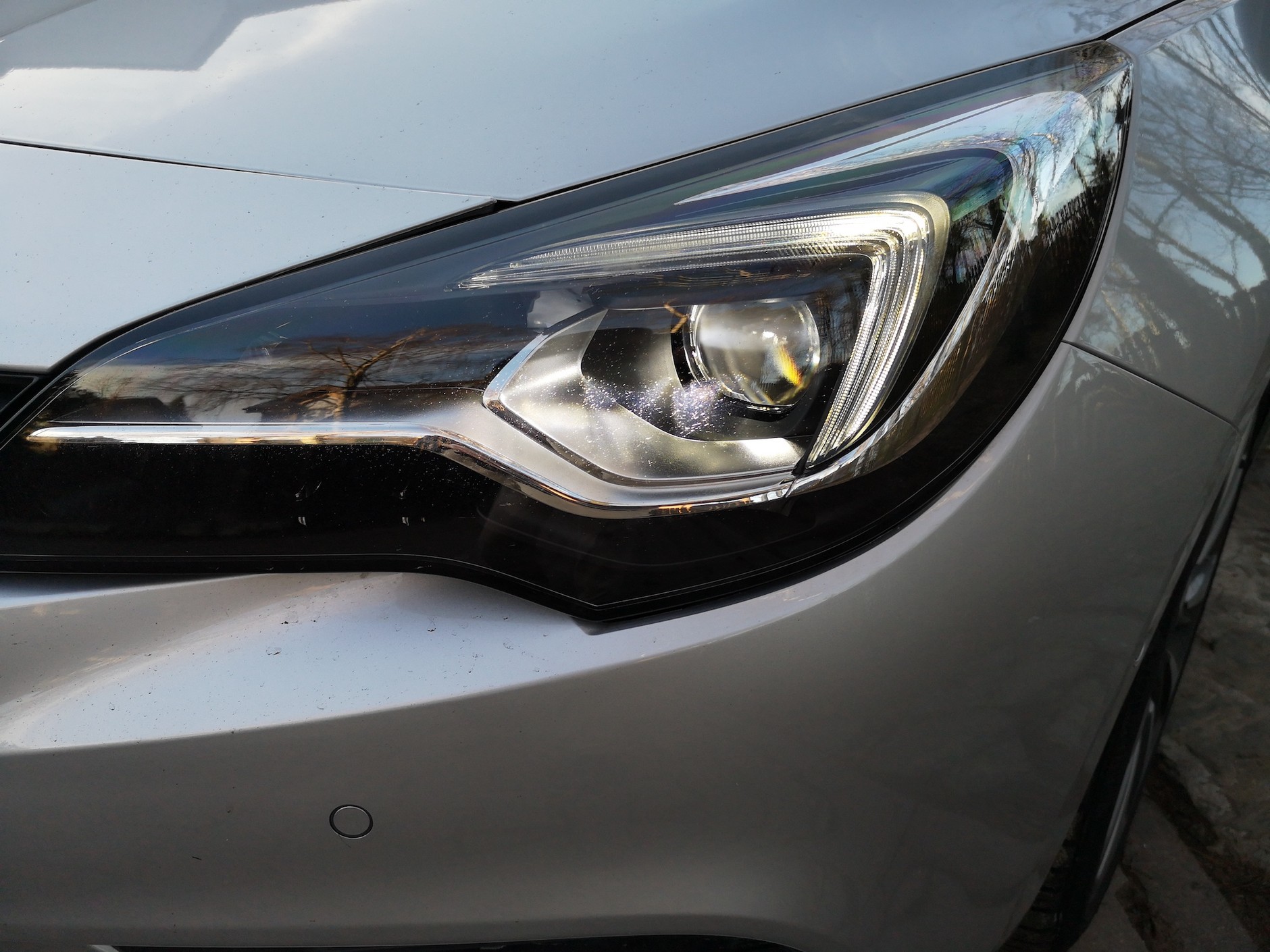 Reflektory matrycowe bardzo dobre, o wiele lepsze niż najlepsze możliwe reflektory VW Golfa. Tyle, że dopłata wynosi 5900 zł