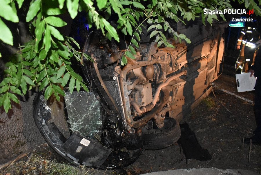 Opel "dachował" w Biskupicach. Pasażerowie zostali uwięzieni