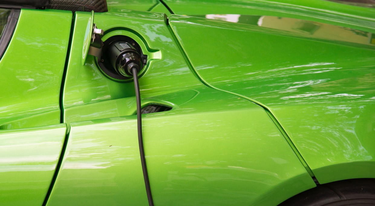 Auta elektryczne chcą kupować młodzi!