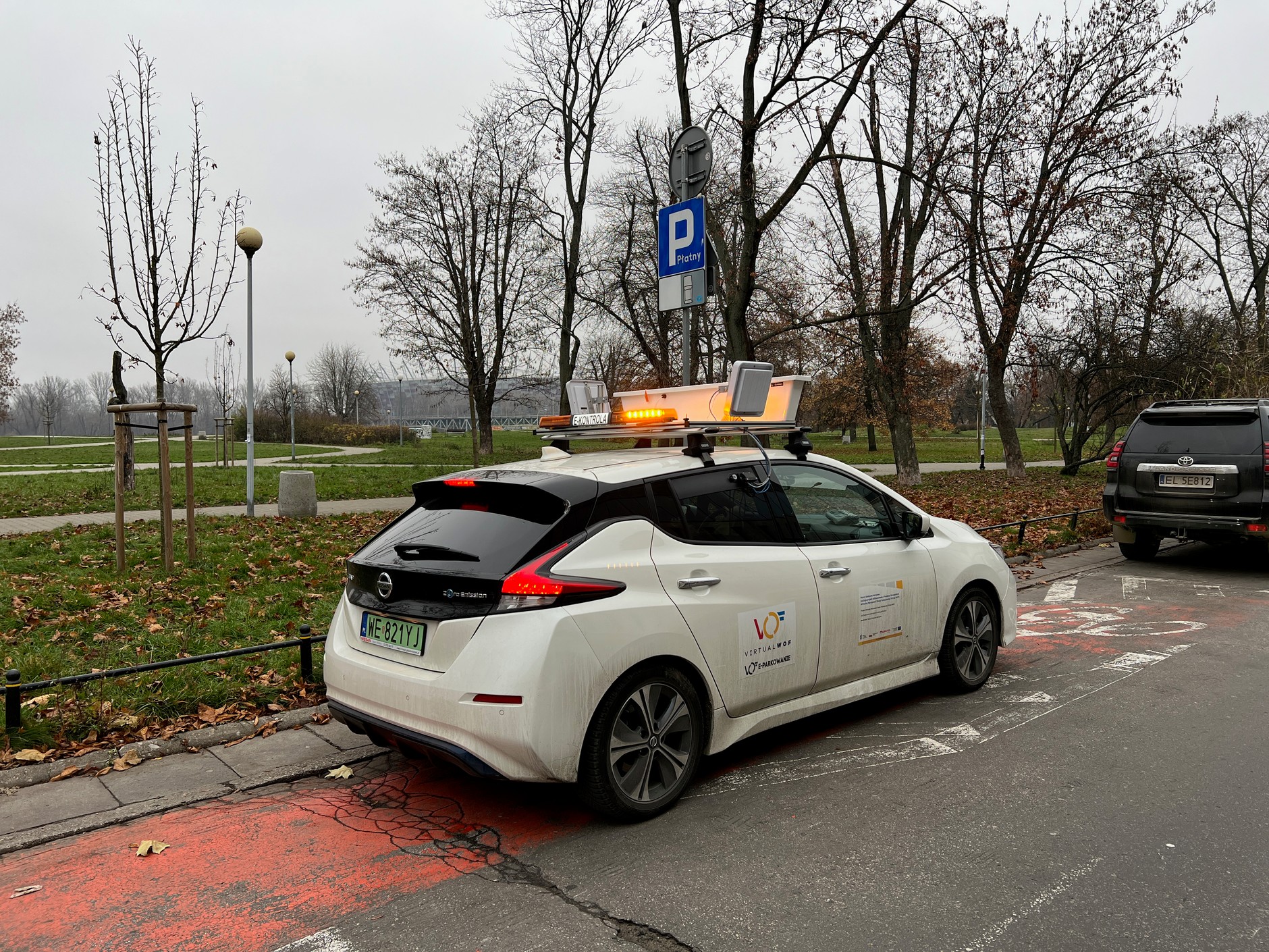 W Warszawie ulice stołecznej strefy płatnego parkowania patroluje dziewięć elektrycznych Nissanów Leafów