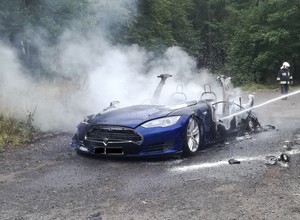 Tak szybko można ugasić pożar auta elektrycznego. Nowa broń straży
