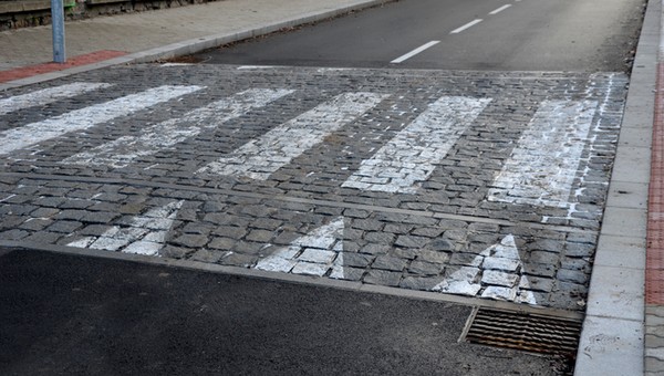 Groźny nawyk kierowców. Co dzieje się po przejechaniu progu zwalniającego?