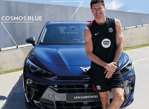Lewandowski i Szczęsny odebrali zamówione samochody. Będą nimi jeździć po Barcelonie