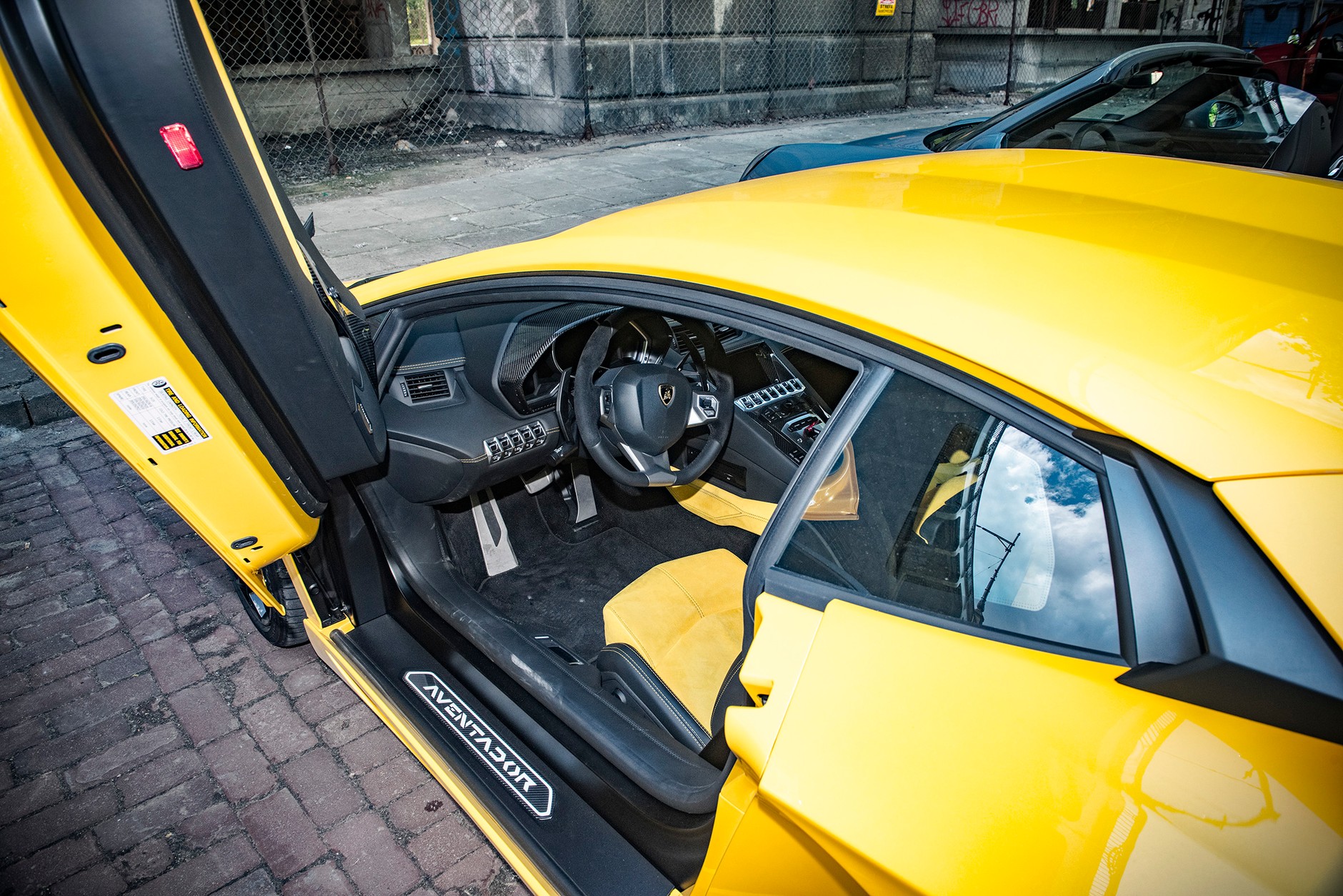 Lamborghini Aventador Coupe vs. Porsche 911 Tubo Cabrio