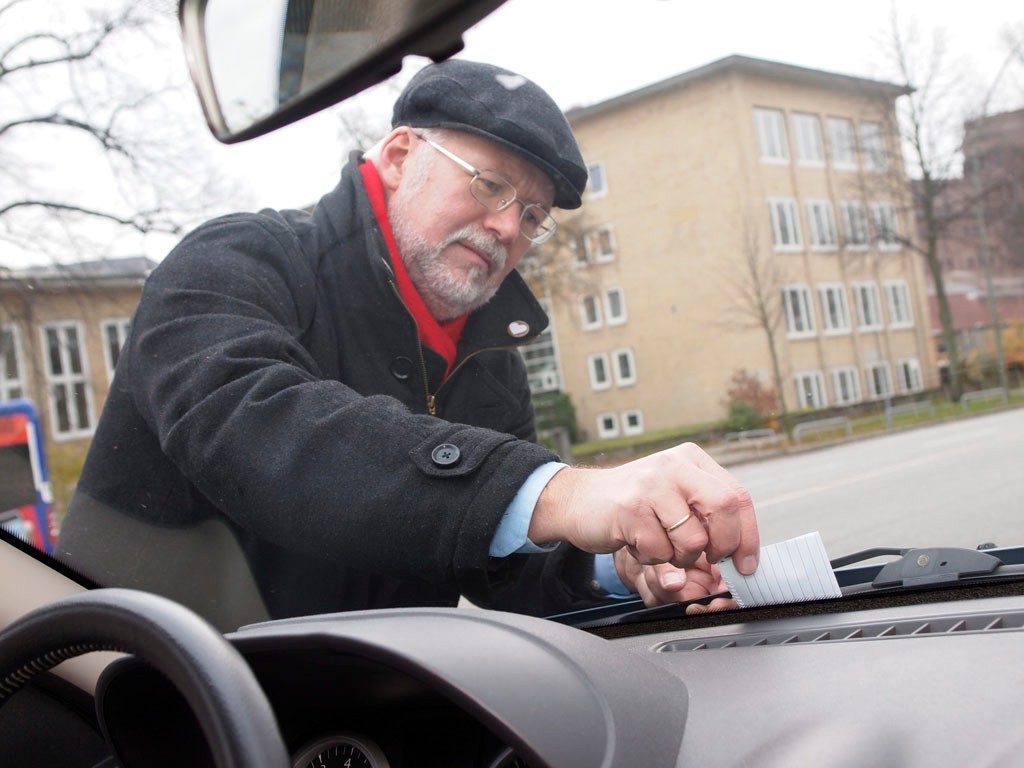 Tak powinno być: sprawca kolizji parkingowej 
zostawia kartkę za szybą. Ucieczka z miejsca zdarzenia oznacza dla sprawcy brak wypłaty z polisy!