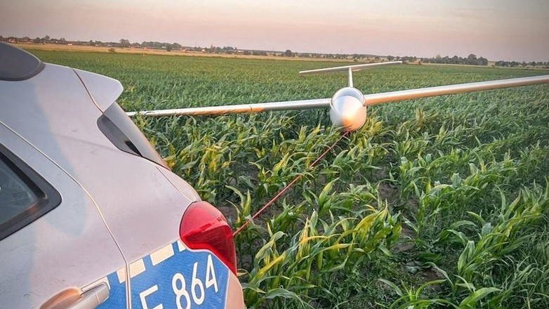 Policja holowała szybowiec z pola kukurydzy