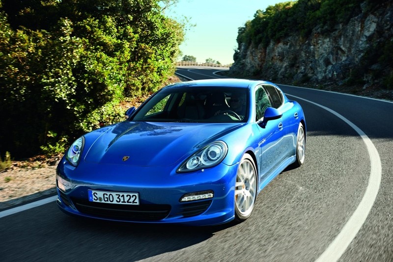 Porsche Panamera S Hybrid i Land Rover Range_e – co je łączy?