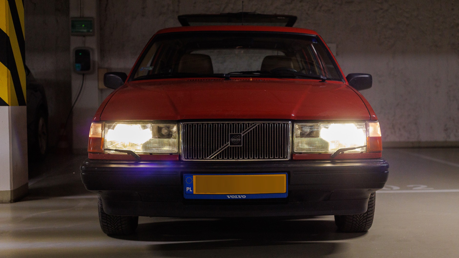 Tak wyglądają reflektory wyposażone w dwa retrofity LED Philips Ultinon Classic. Zdjęcia z aparatu tego nie oddają – choć światło jest żółtawe, to oświetlenie drogi (w tym przypadku garażu), okazało się znacznie lepsze niż w przypadku zwykłych żarówek.