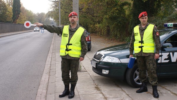 Żandarmeria Wojskowa na drogach przy granicy. Czy może kontrolować kierowców?