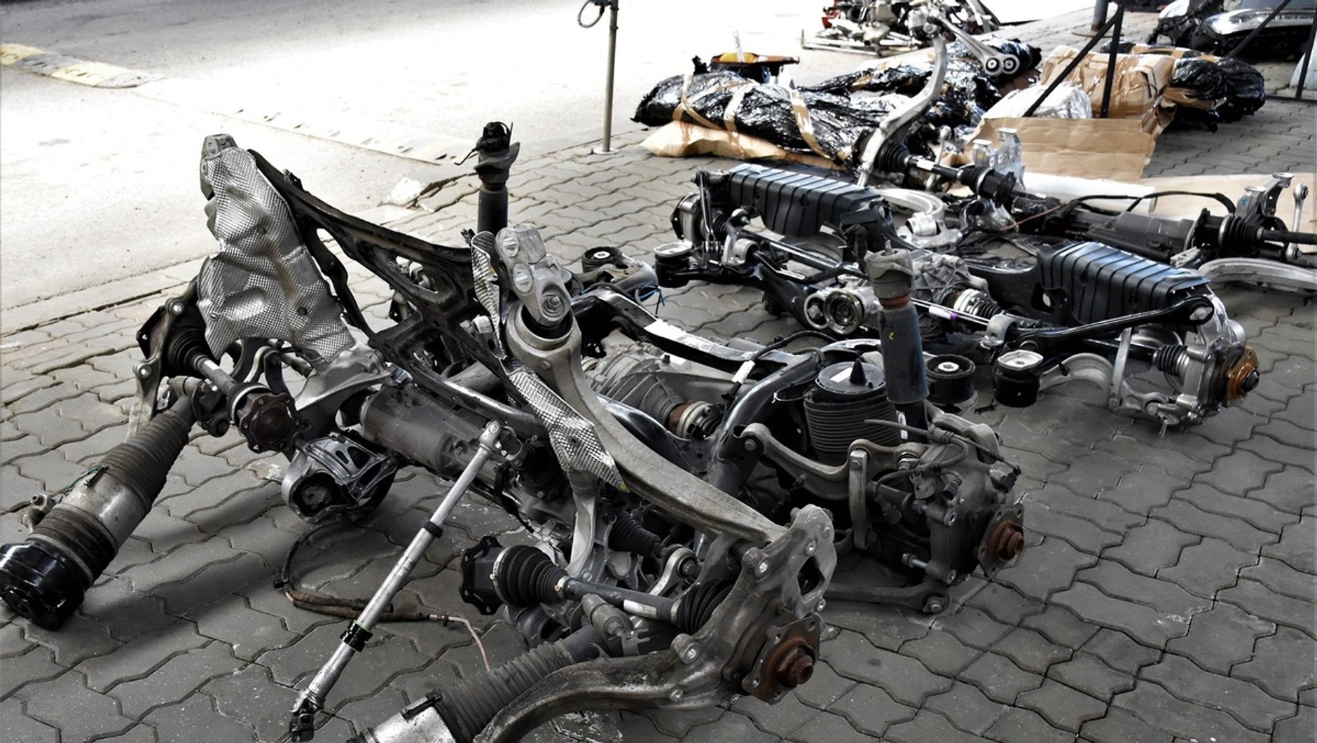 Straż graniczna odzyskała części z dwóch Audi Q7 skradzionych w Niemczech