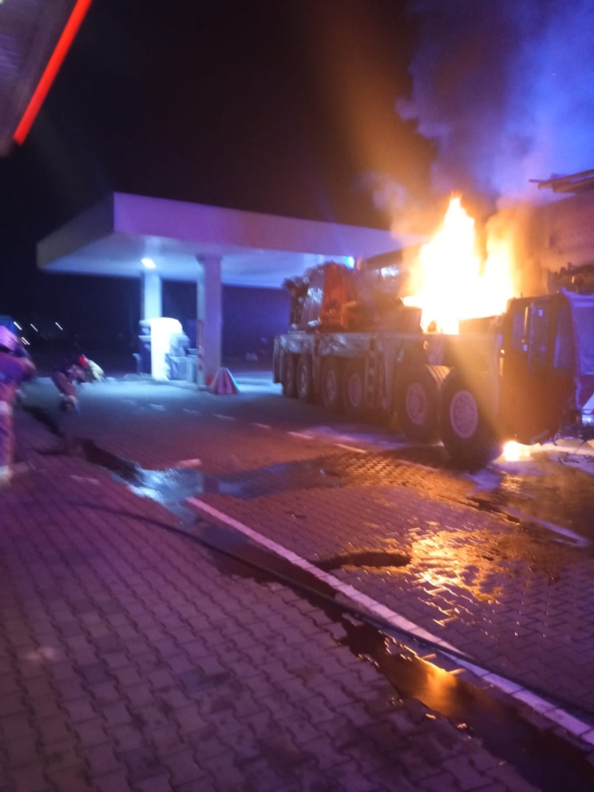 Pożar samojezdnego dźwigu na stacji paliw w Janowie