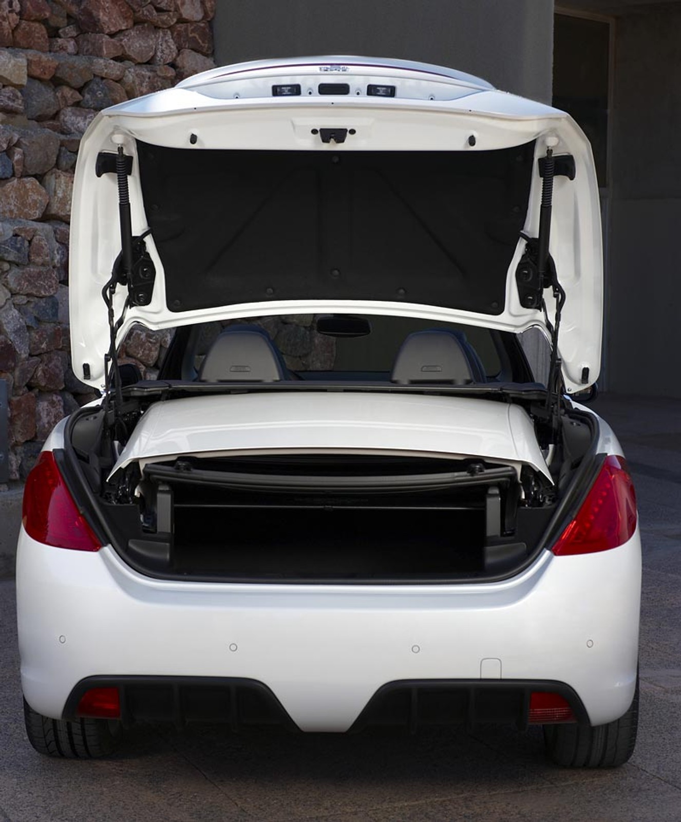 Peugeot: jadąc 308 CC z... ogrzewanym karkiem (ceny w Polsce)