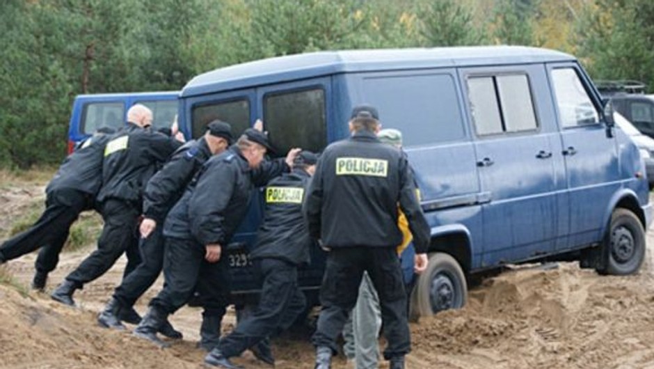 Policja skutecznie wycofuje stare furgony