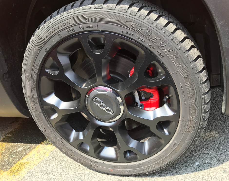 W Fiat 500L Cross montowane są całoroczne opony Goodyear Vector 4Seasons wraz z 17 calowymi felgami