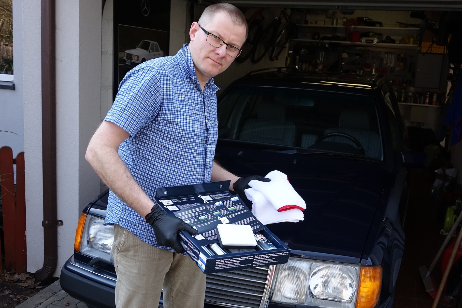 Nakładanie powłoki ceramicznej krok po kroku: trzeba kupić albo kompletny zestaw preparatów i narzędzi albo osobno: preparat ceramiczny (powłokę), odtłuszczacz do lakieru (może być zmywacz sylikonowy), szmatki z mikrofibry oraz aplikatory