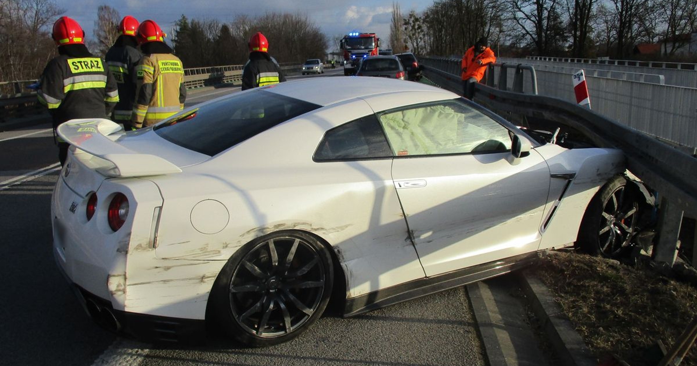 Nissanem GT-R staranował cztery auta – kierowca był pijany
