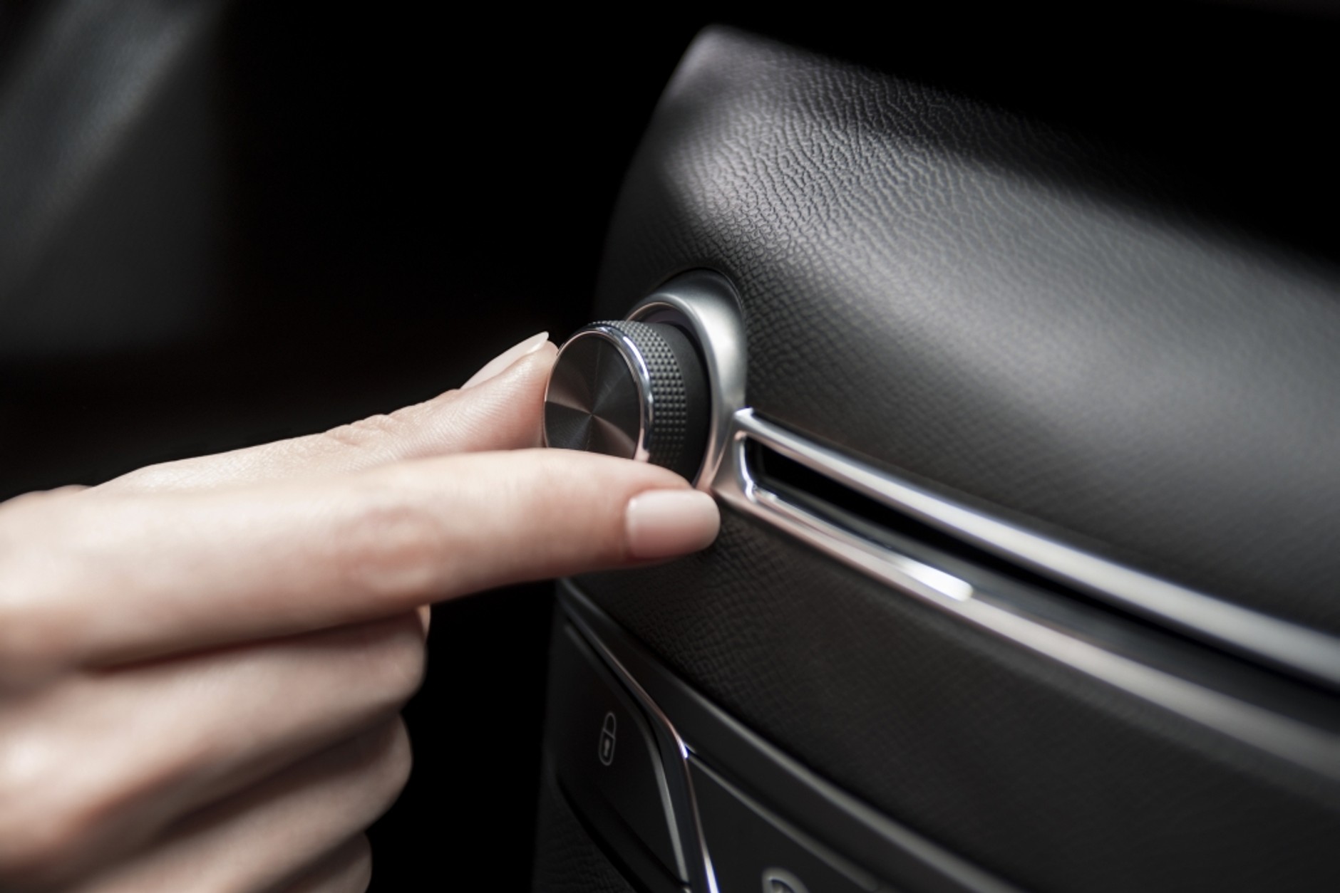 Tradycyjny potencjometr to zapewne ukłon w stronę miłośników dobrego audio. Co ciekawe Peugeot stosuje także odtwarzacz płyt CD.