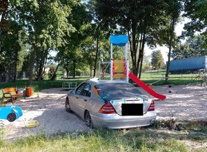 Zakopał Mercedesa w piachu. To cud, że nikt nie został ranny