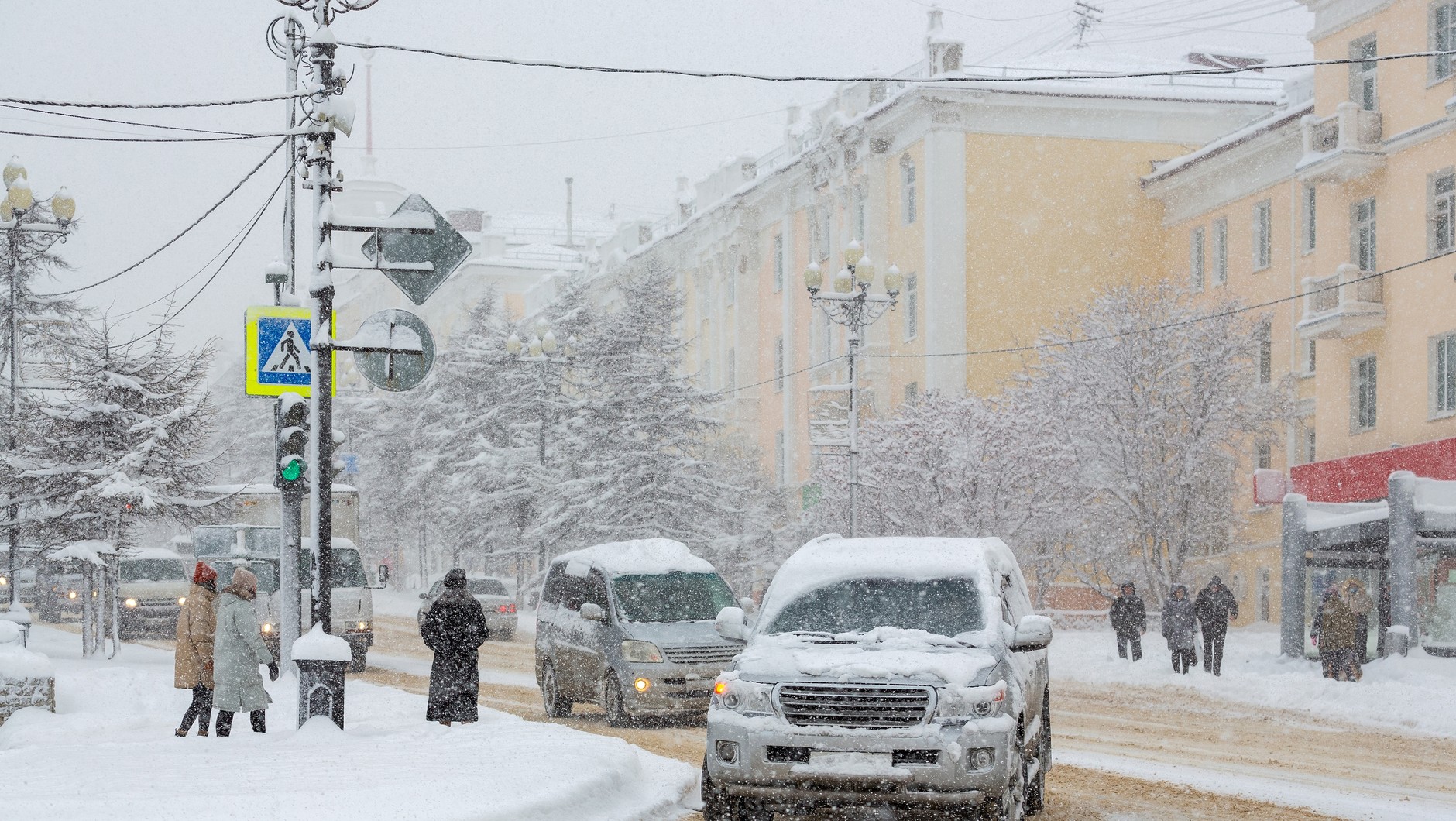 Na Syberii, obok starszych aut o radzieckim rodowodzie, popularne są też nowsze auta z Japonii, zwykle z kierownicą po prawej stronie.