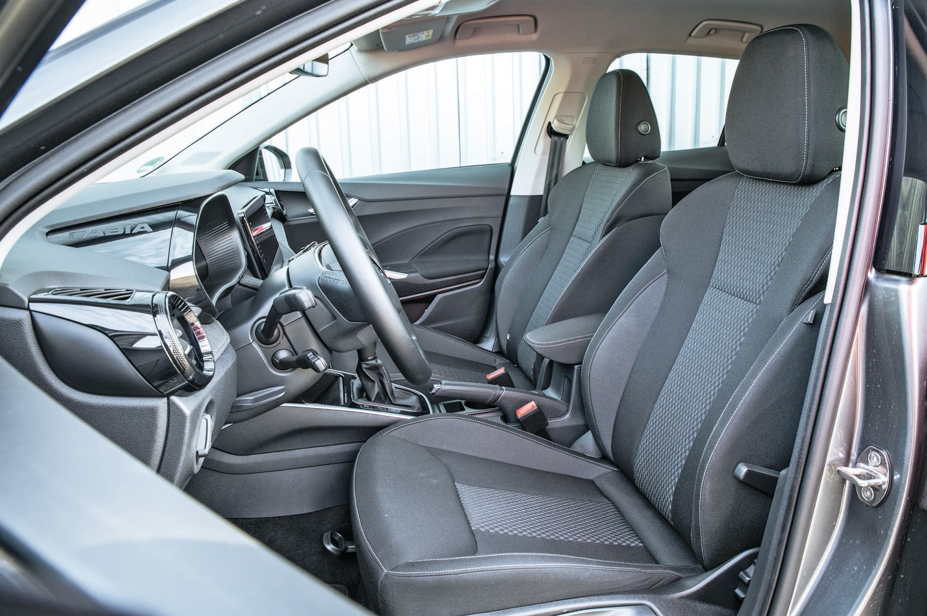 Wygodne i obszerne przednie fotele Fabii, bardzo dużo miejsca na nogi. Więcej niż w kompaktach sprzed 20 lat