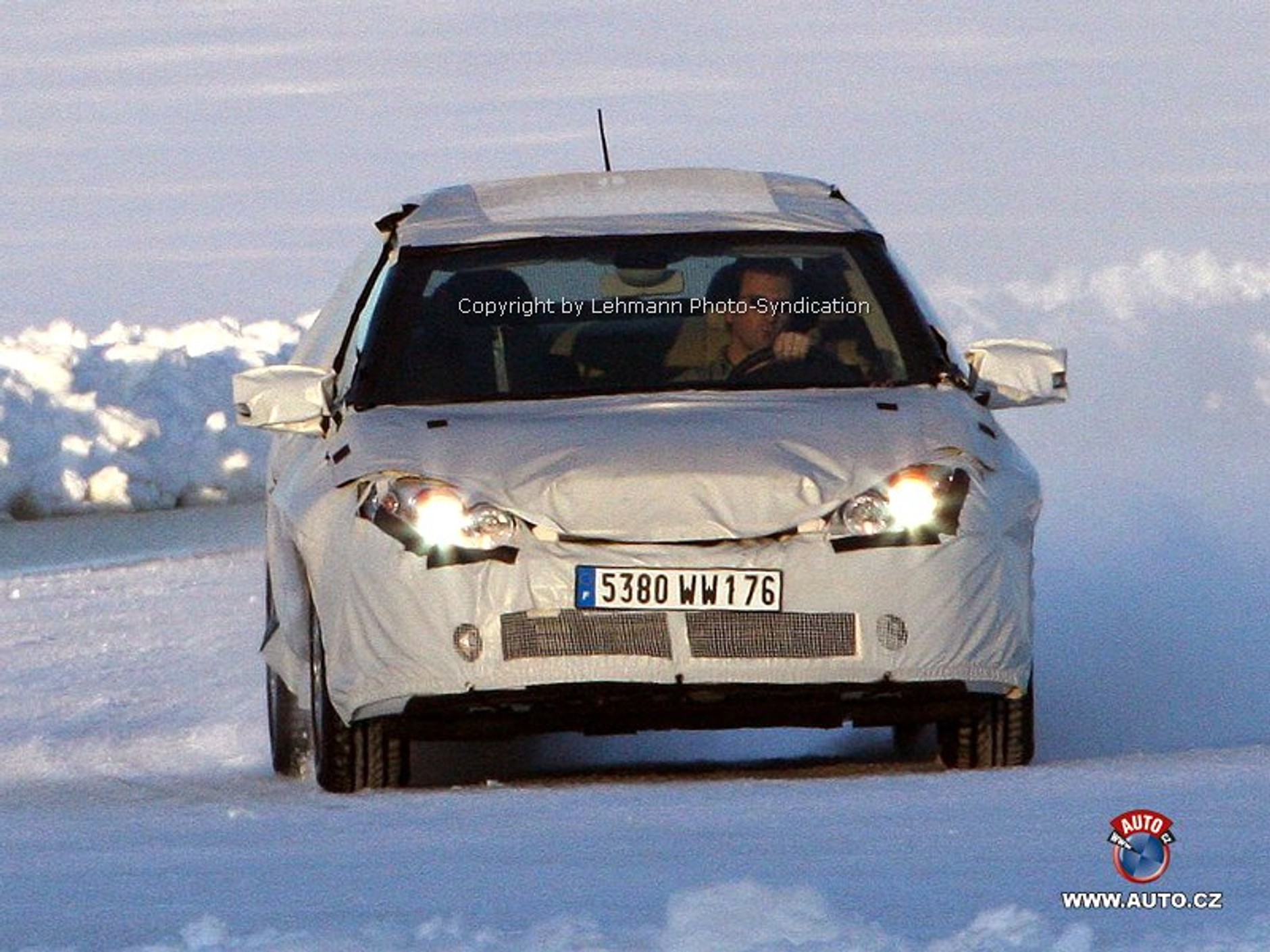 Zdjęcia szpiegowskie: Renault Laguna Sedan (nowe zdjęcia)