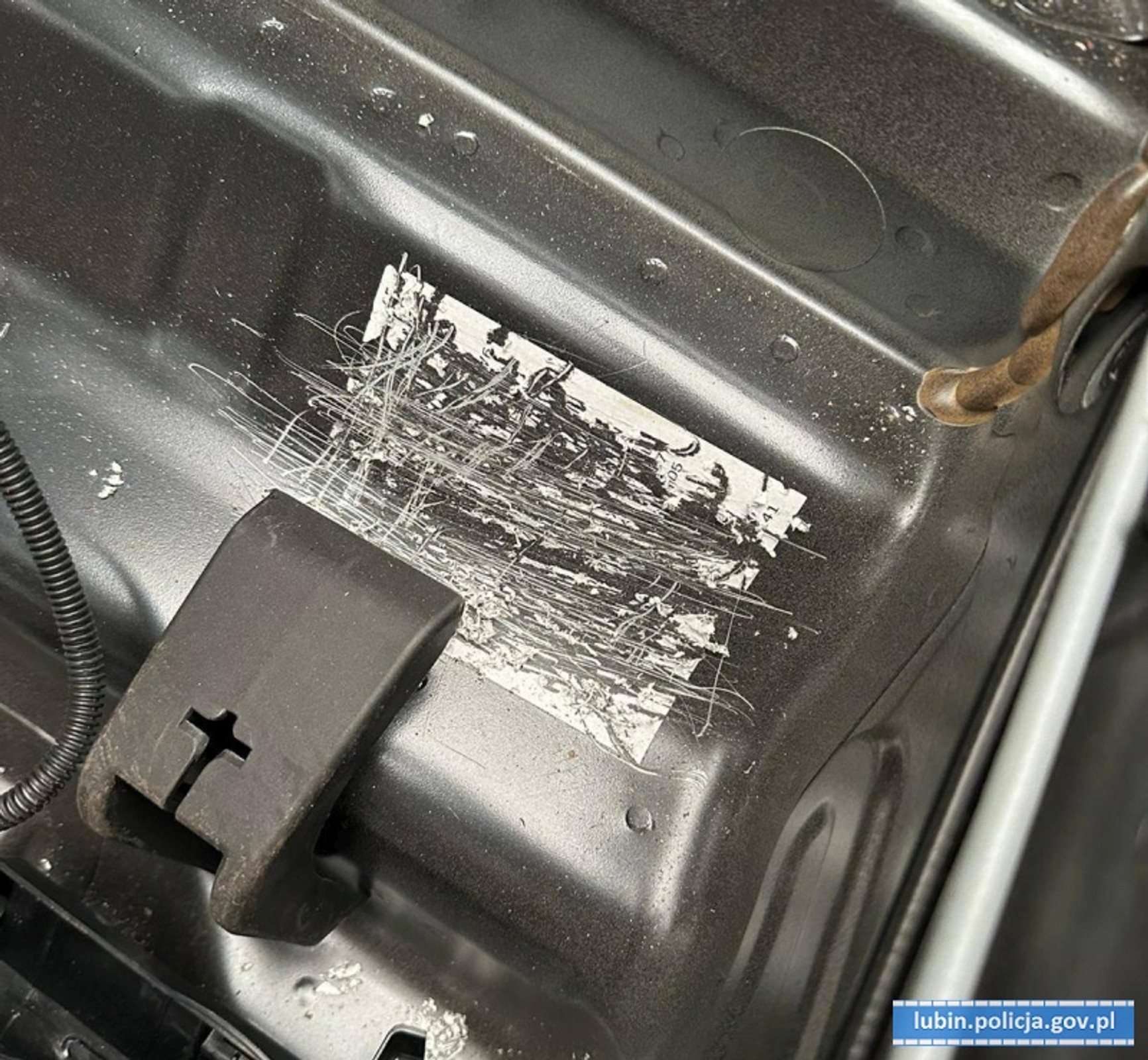 Policjanci zajrzeli do dostawczaka. Ich oczom ukazała się... karoseria