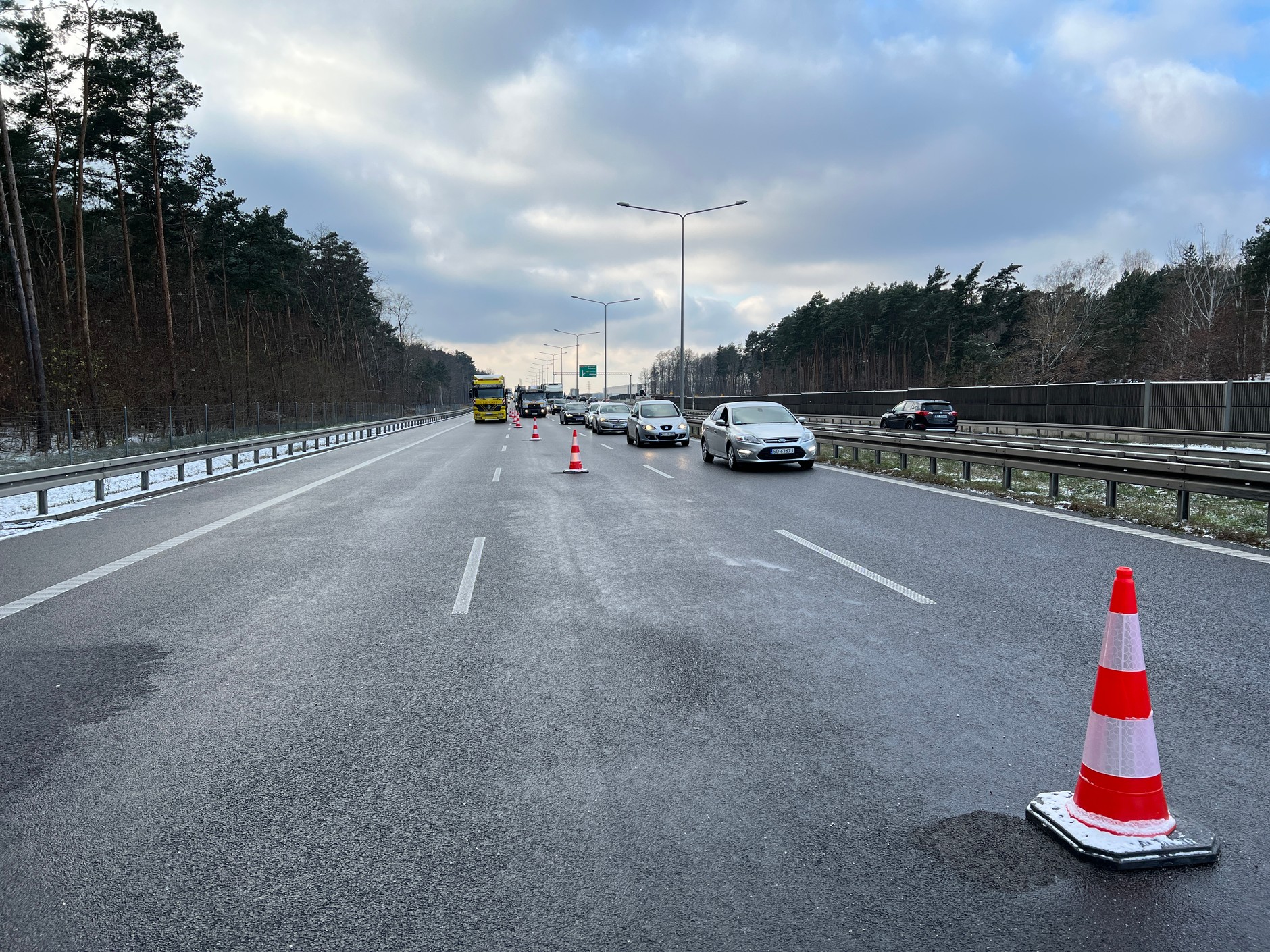 Transport gigantycznej maszyny czeka przed wjazdem do Warszawy na drodze ekspresowej S8 w pobliżu węzła Janki