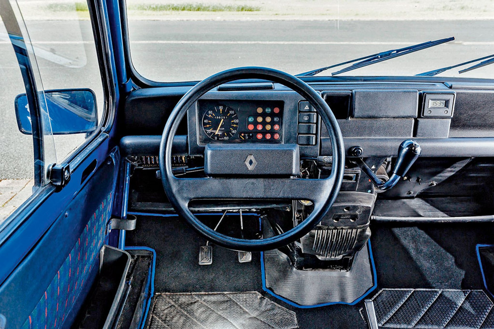 Renault 4 GTL - tak wyglądało wnętrze w egzemplarzach produkowanych na przełomie lat 80. i 90. 