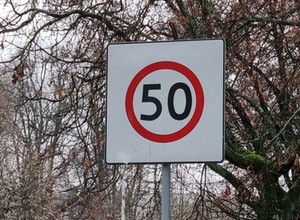 Znak B-43 to nie jest zwykłe ograniczenie prędkości. Dużo łatwiej o mandat