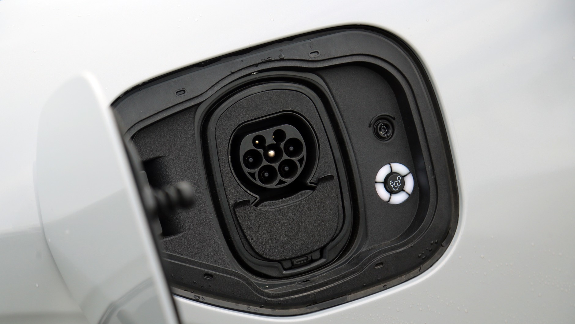 Ładowanie z domowego gniazdka trwa aż 27 godzin. Nie imponuje też maksymalna moc ładowania prądem DC (do 150 kW).