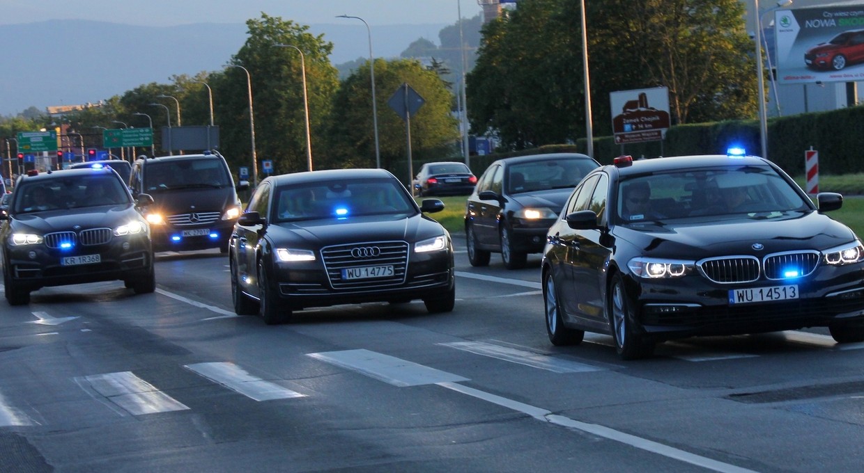Prezydent Duda wraca z nart na sygnale. Ma prawo? Wyjaśniamy