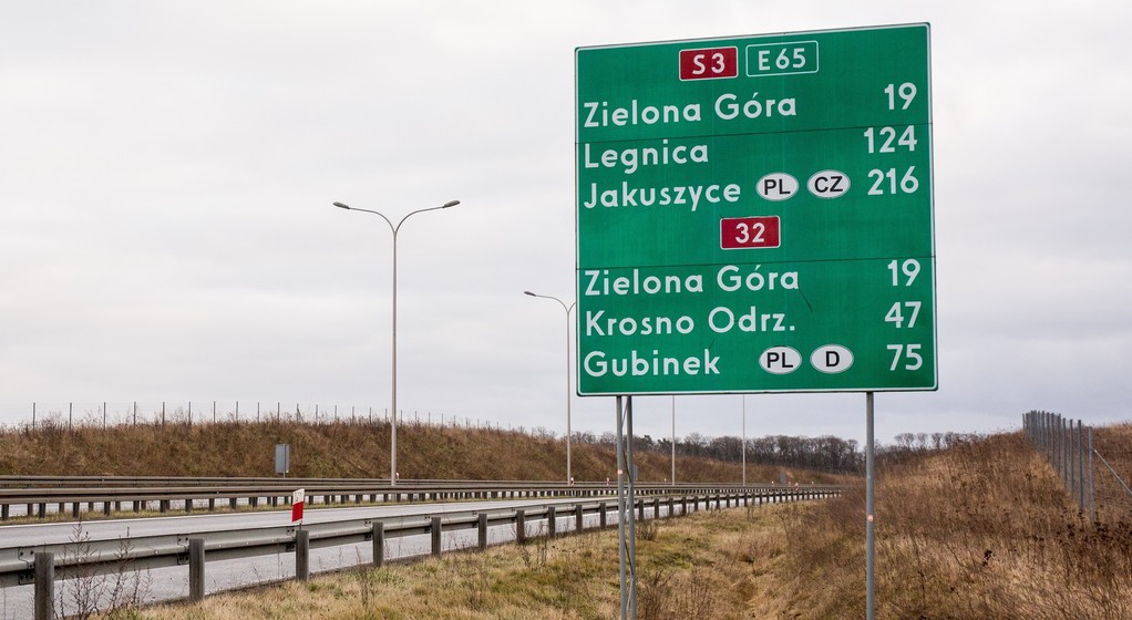 Tablica z odległościami do głównych miejscowości na trasie