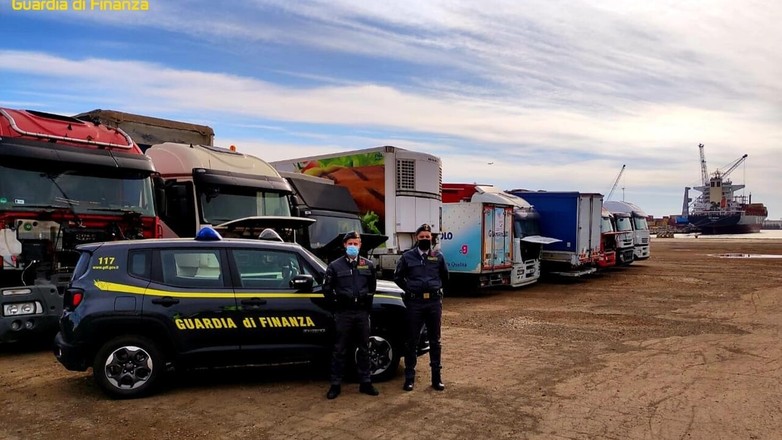 Guardia di finanza, sequestro di tir al porto di Marghera
