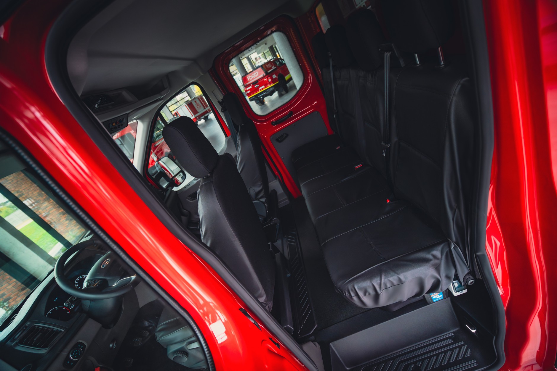 Ford Transit z podwójną kabiną i zabudową kontenerową dla Straży Pożarnej