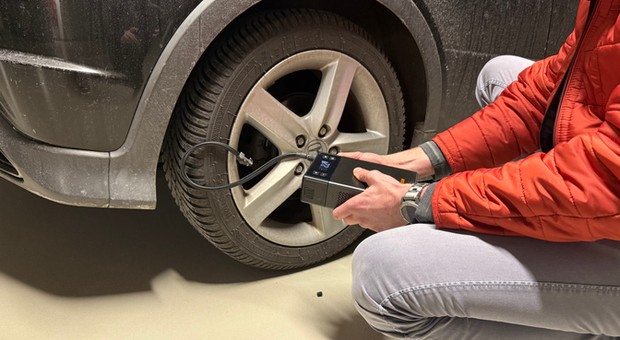 Odpali auto i napompuje koło. Coś takiego warto mieć w bagażniku