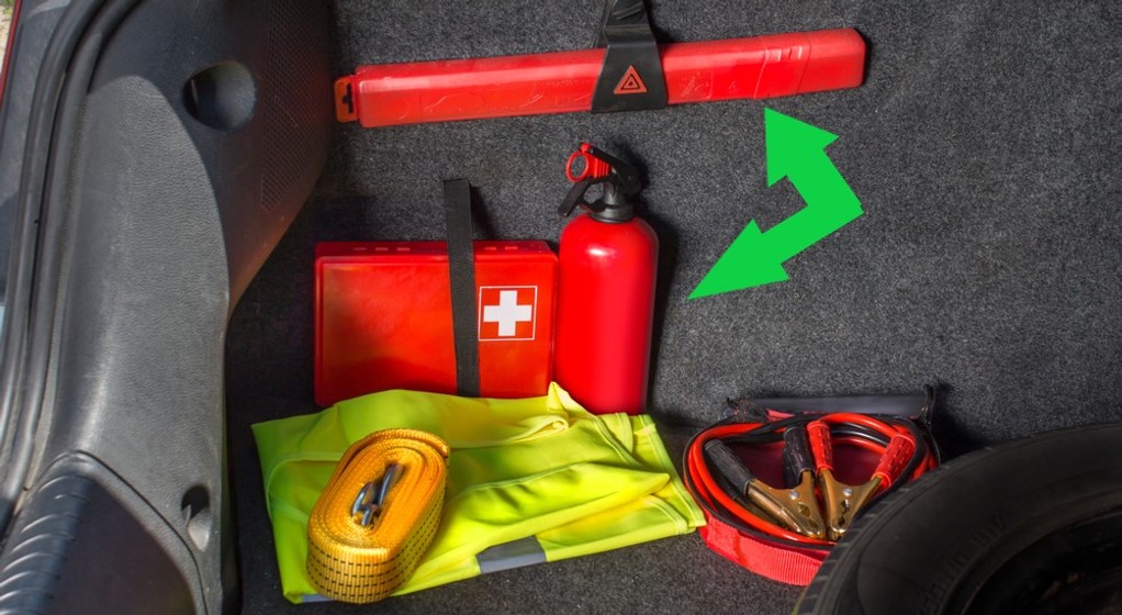 Obowiązkowe wyposażenie auta w Polsce to gaśnica i trójkąt ostrzegawczy. Warto jednak sprawdzić, co wymagane jest w kraju naszej wakacyjnej podróży