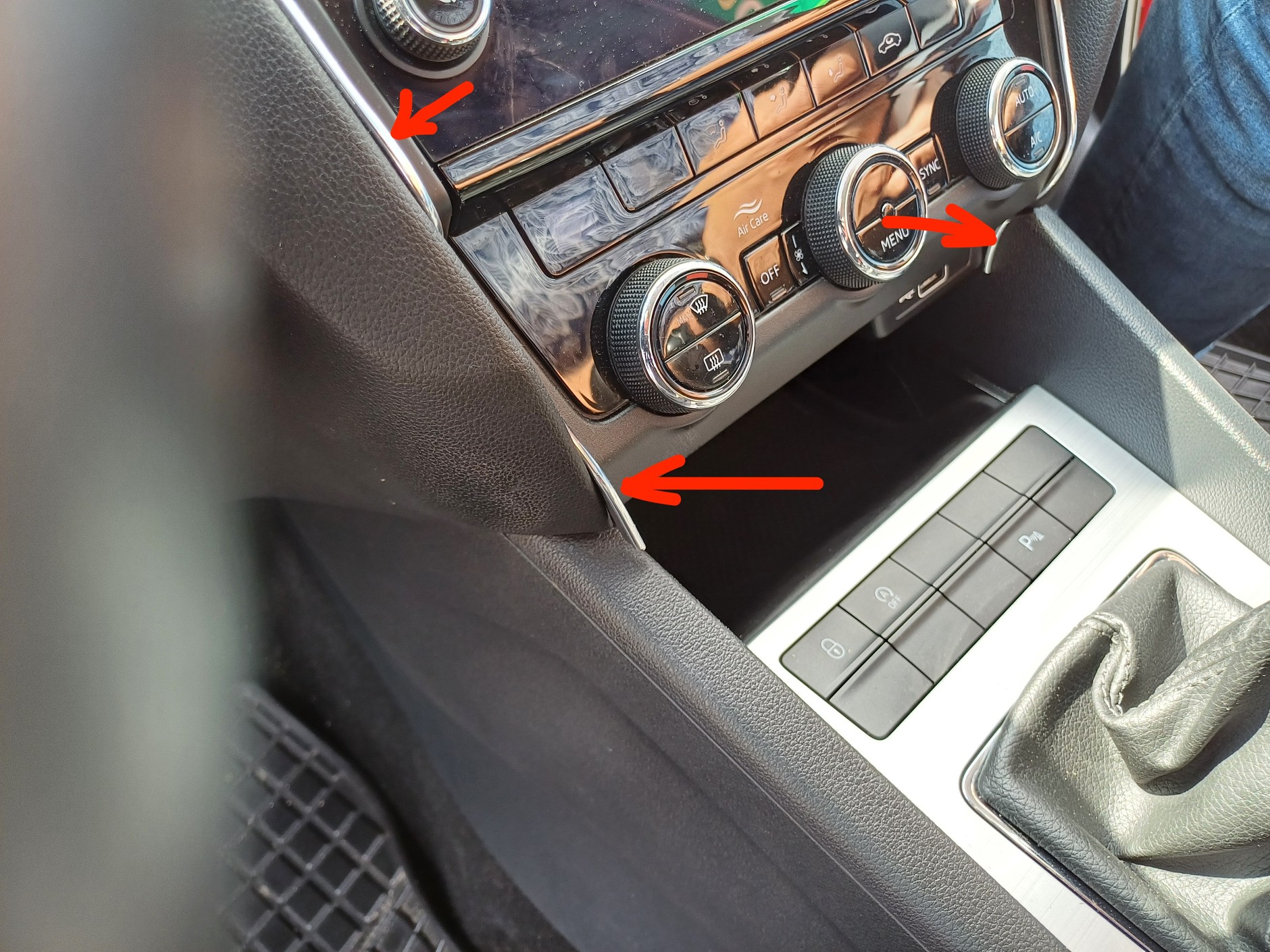 Taka "chromowana" listewka cięta z metra tylko z daleka wygląda dobrze. Poprzedni właściciel miał słabość do upiększania auta. Szkoda, że zamiast w listewki i nakładki nie zainwestował w nowe klocki hamulcowe.