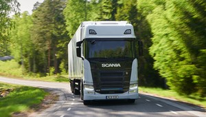 Elektryczna ciężarówka Scanii ma spory zasięg, ale potrzebuje ogromnej baterii