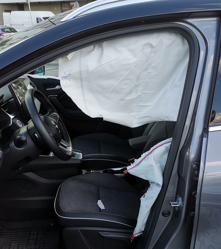 W Renault zadziałały zabezpieczenia pirotechniczne