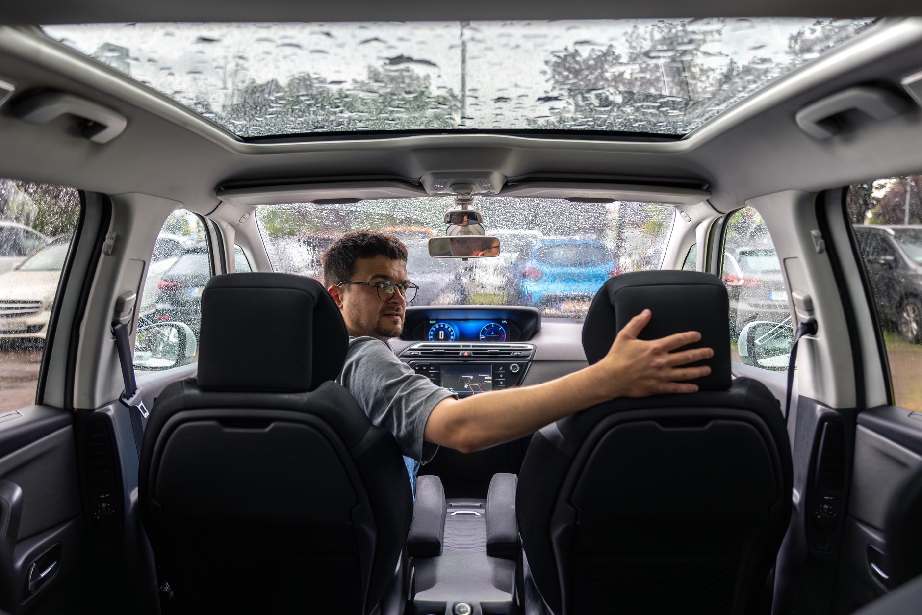 Auto ze szklanym dachem, a nawet kabriolet powinny zadziałać jak klatka Faradaya, chroniąc pasażerów przed wyładowaniem elektrycznym. 