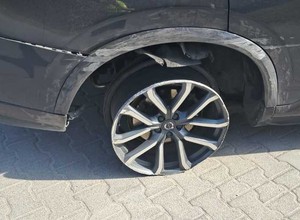Usłyszeli dźwięk tarcia metalu o asfalt. Policjanci musieli skonfiskować Volvo