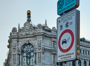 Podróżujesz za granicę samochodem? Uważaj na ten znak drogowy. Łatwo się pomylić